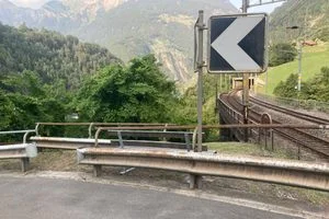 Exploring the Intschi-Reuss Bridge: A Unique Walkway Underneath